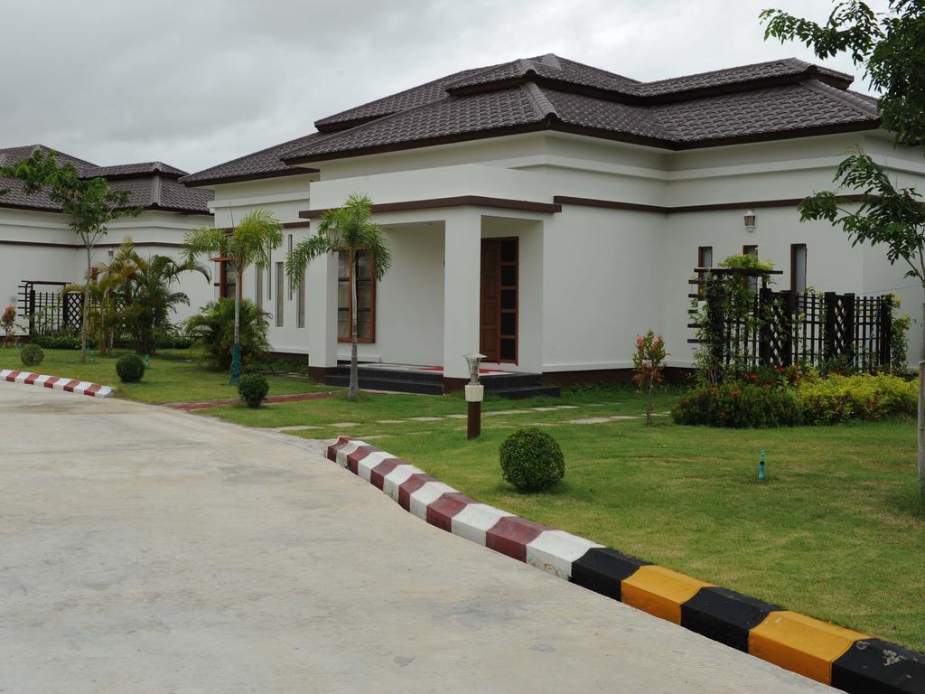 The Golden Lake Hotel Naypyidaw Екстер'єр фото