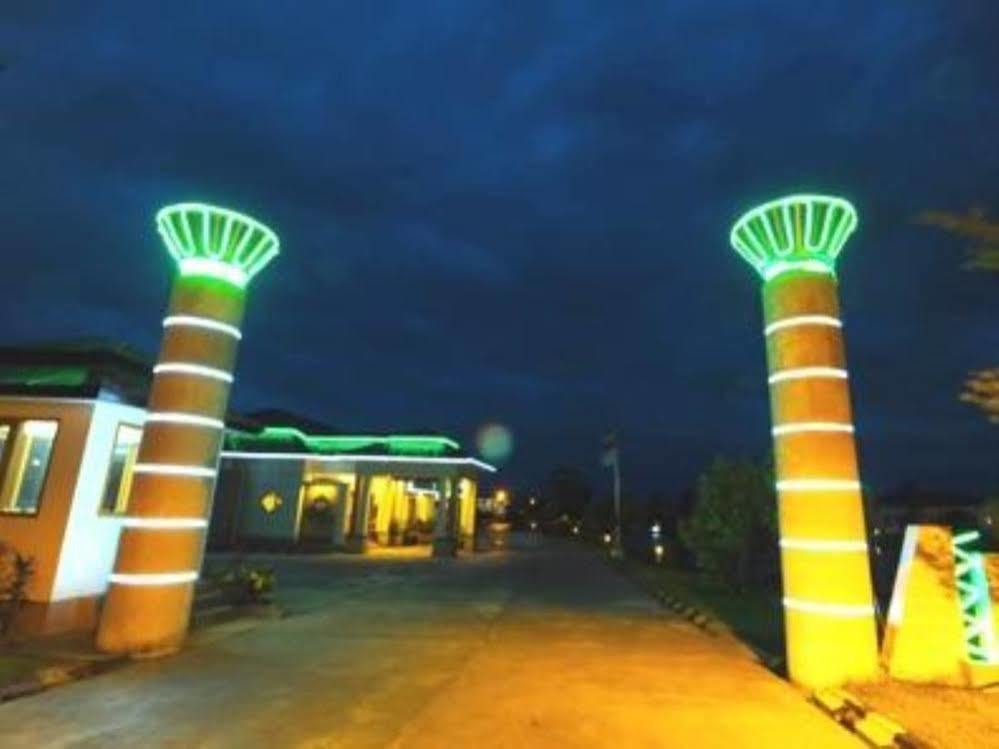 The Golden Lake Hotel Naypyidaw Екстер'єр фото