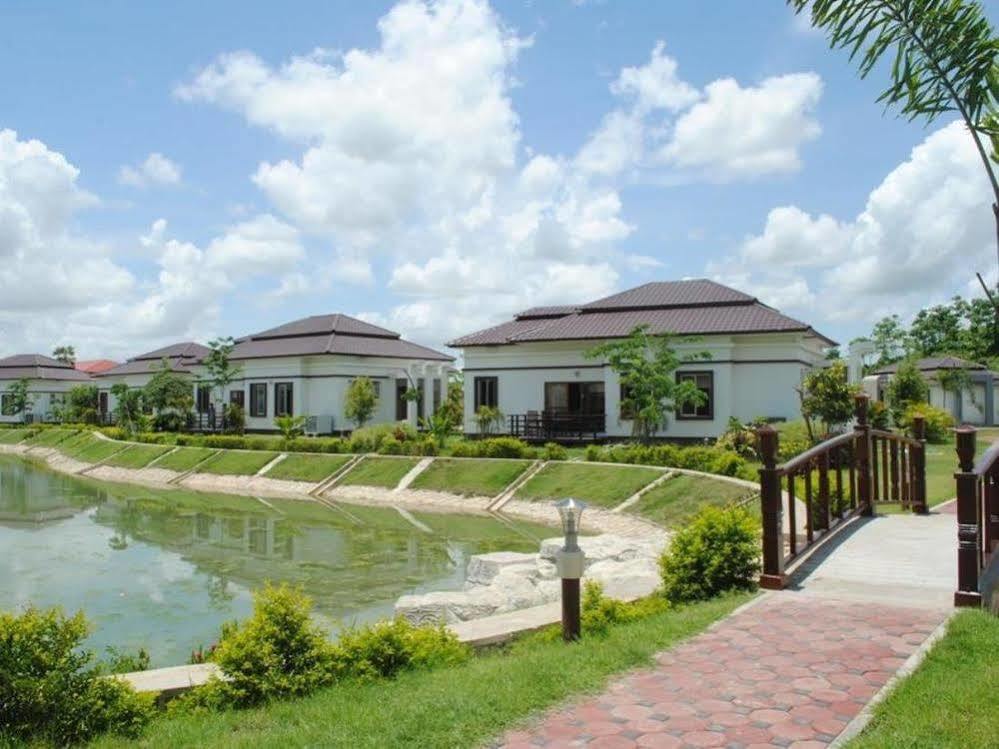 The Golden Lake Hotel Naypyidaw Екстер'єр фото